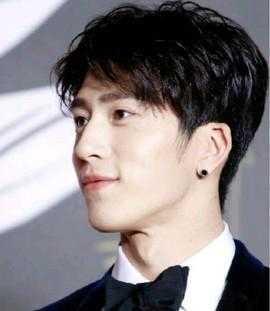 欧豪金色的耳钉显得很好看,侧颜也很帅.