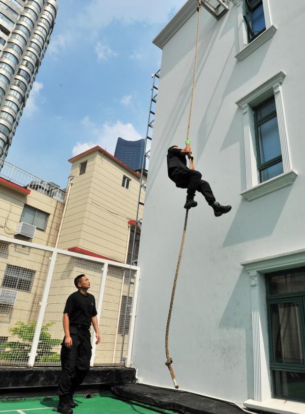 为了更贴近实战,虹口特警们会穿上防弹背心,戴上战术头盔进行负重训练