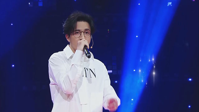 薛之谦献唱《绅士》 引燃全场分贝 薛之谦献唱《绅士》 引燃全场分贝