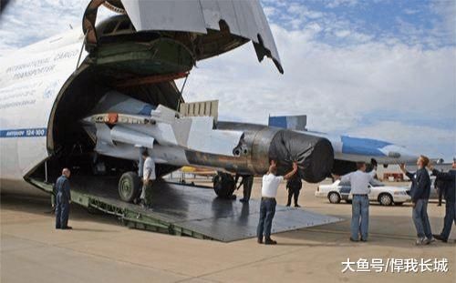 俄苏35又被F-22贴身挑衅: 被抛干扰弹竟无法摆