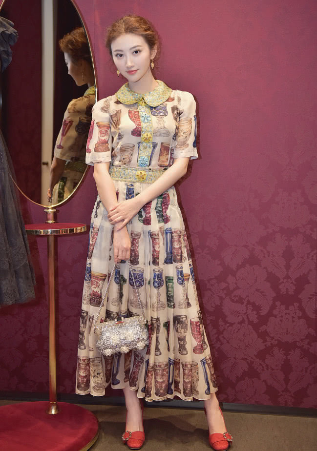 景甜一袭深V亮相,傲人上围竟不输柳岩,网友:张