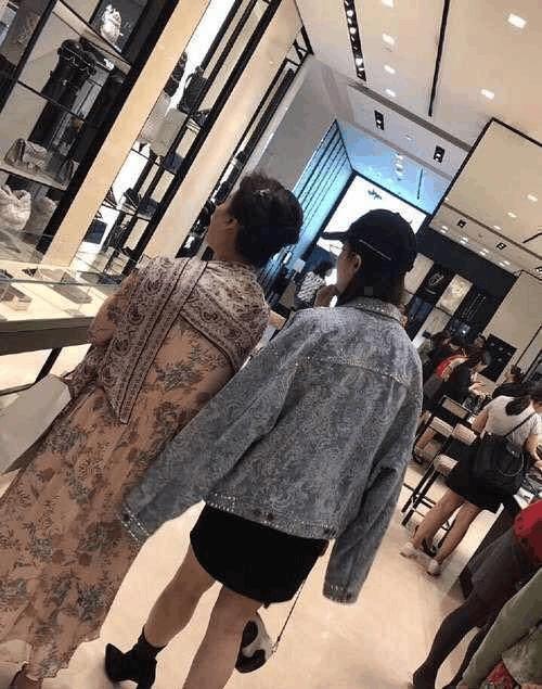 女明星都被充了气？刘亦菲大象腿，蒋欣水桶腰，太“不要脸”了吧！