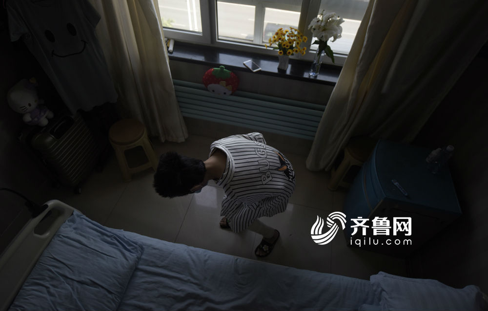 她会上千次的练习下蹲、站起,尝试着把胳膊伸直弯曲再伸直,疼痛如同学舞蹈时拉筋,可她咬牙坚持着。她甚至开始计划以后的生活,她不想再学幼儿师范这个专业,希望换一个“有点手艺”的专业,以后“可以养活自己”。