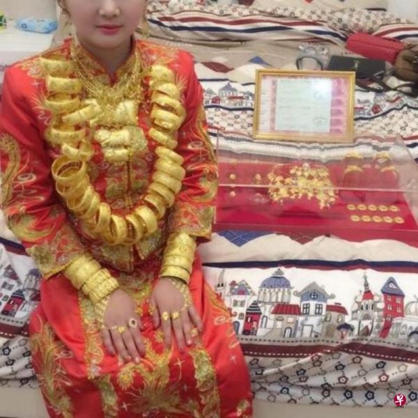 外媒关注中国多地彩礼高涨:抢银行不如娶新娘