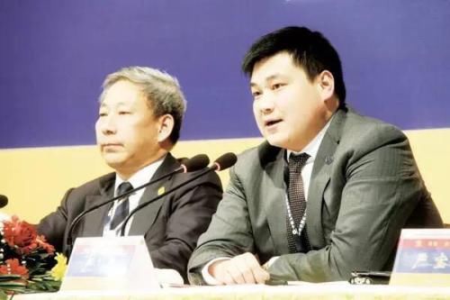 借10万承包工程发家,曾一年赚110亿,称其儿子