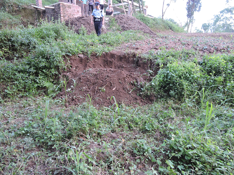 村民举报荒坡藏尸 大足民警挖开发现是