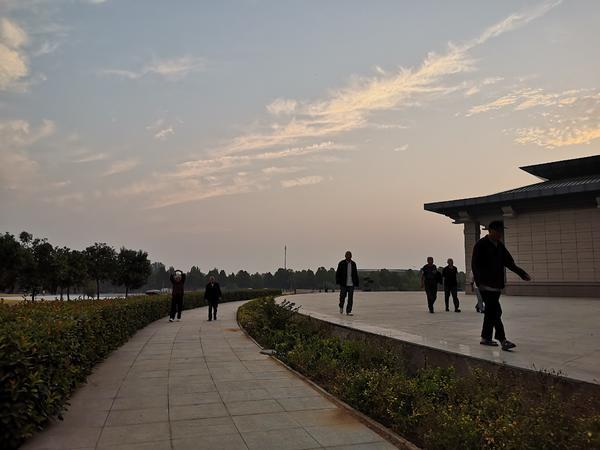 豫见中国功夫①:陈家沟的早晨,72岁奶奶舞大刀