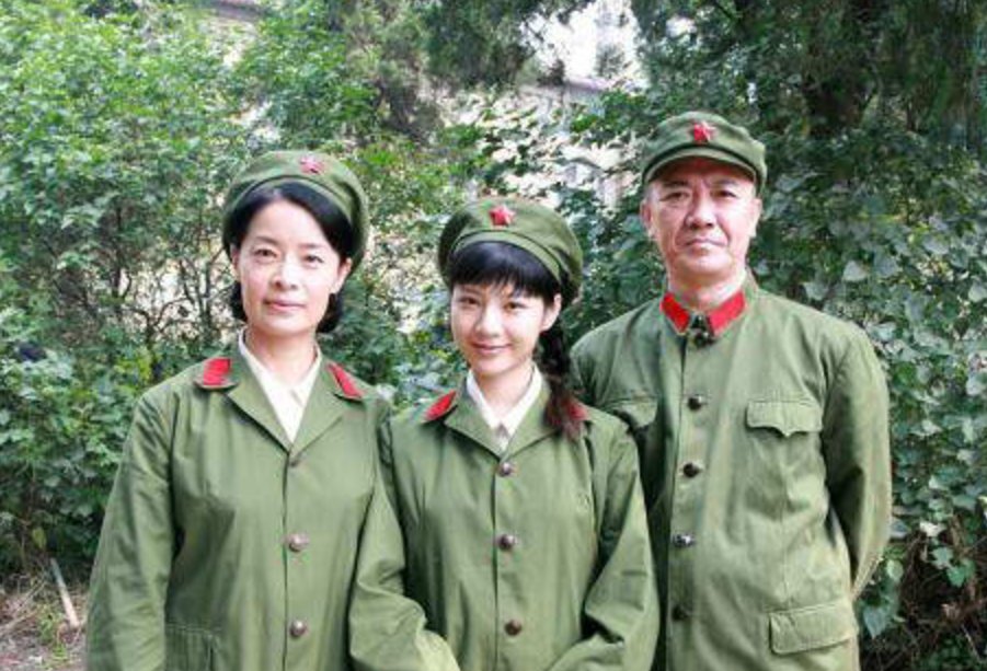 坚强而乐观(宋汶霏经纪人评价);是年轻漂亮的优秀演员(陈旭明评价);她