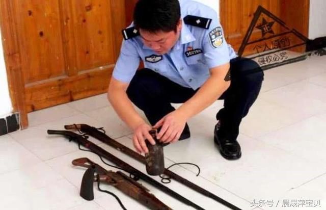 农民把枪悬在家中房梁上,警察上门抓捕,他却拿