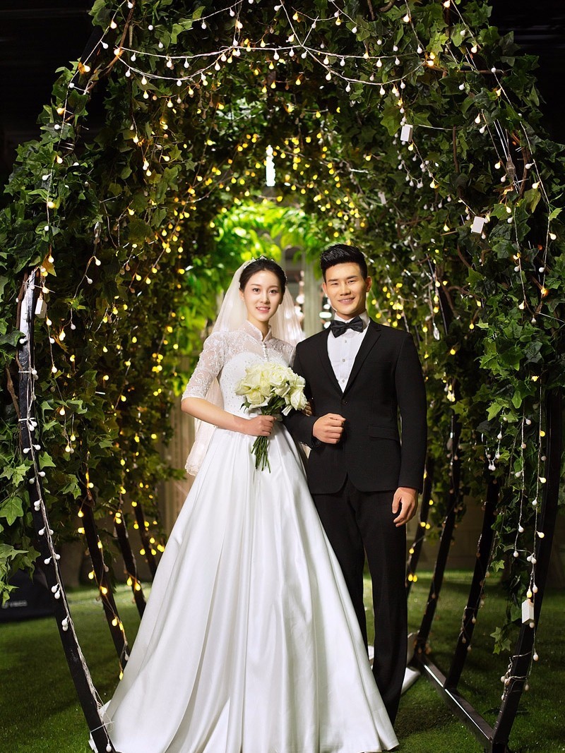 "嘎子"谢孟伟婚纱照曝光 娇妻外形不输女星