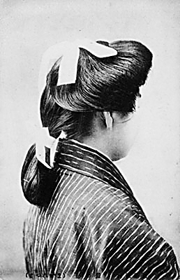 穿"海老茶袴"的花子