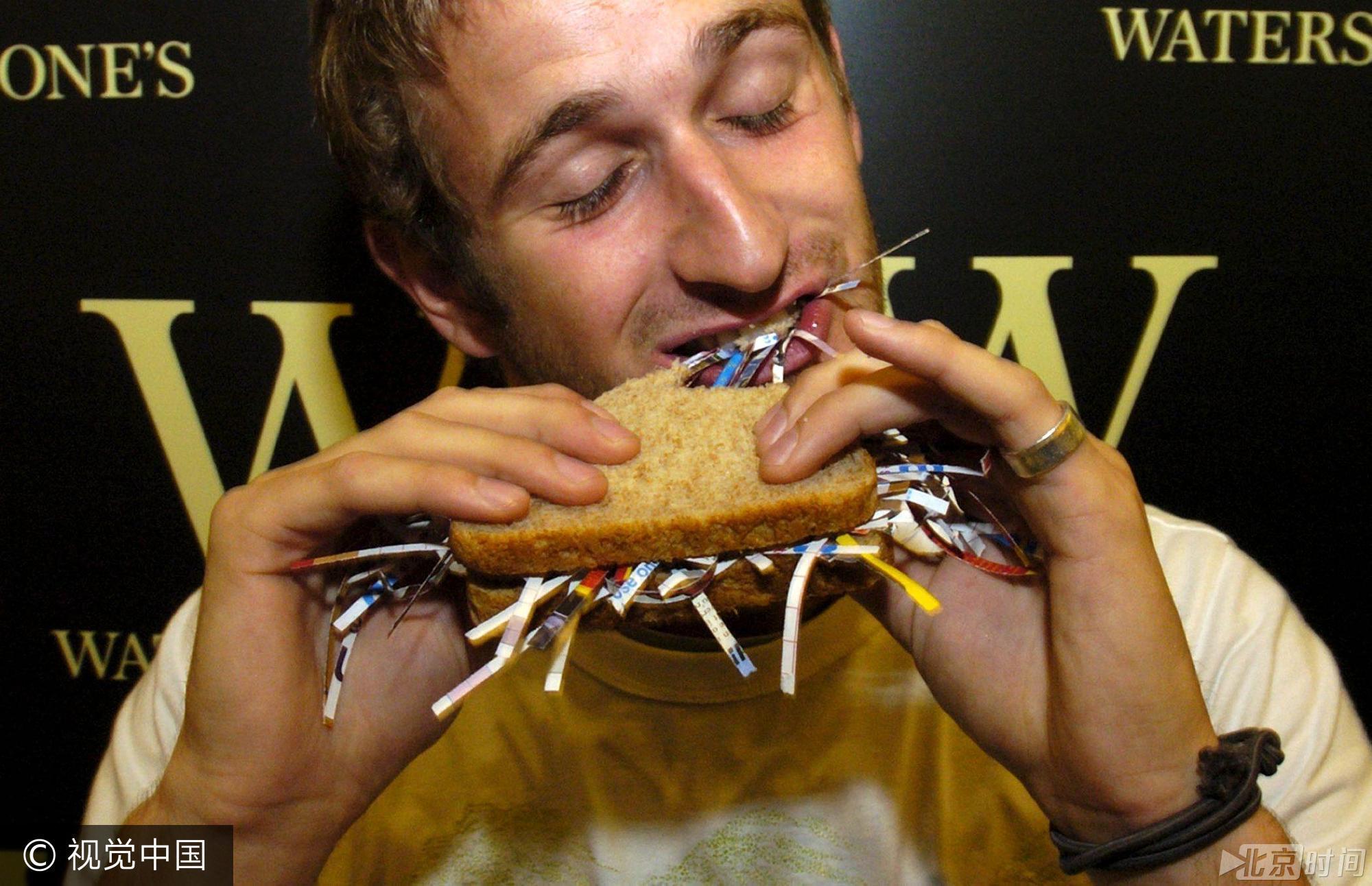 2004年9月13日，英国伦敦，22岁的Will Parkinson对着一本《This Diary Will Change Your Life 2005》狼吞虎咽，他吃掉了整本书，创造了世界记录。