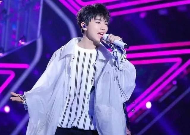 王俊凯、易烊千玺塑料外套也能穿的这么帅,网