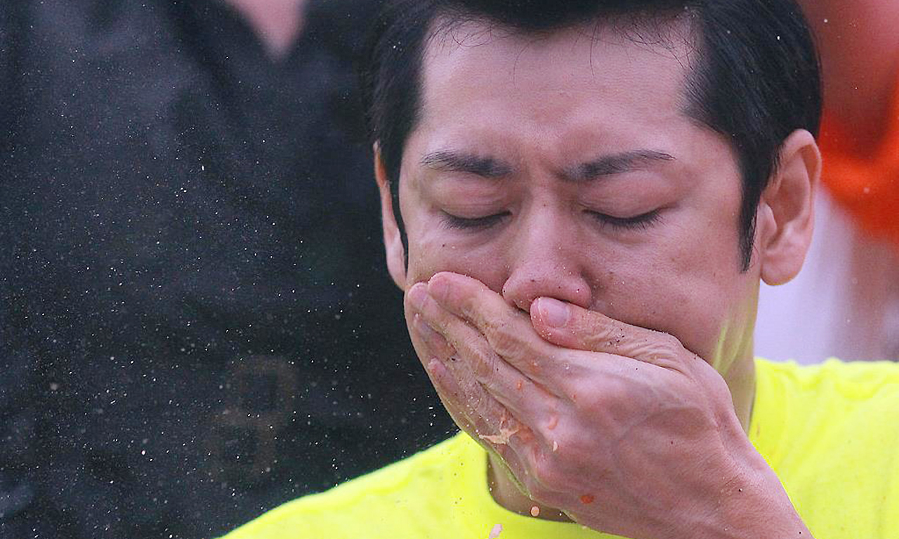因此除了吃热狗纪录,小林尊还保持着15分钟内吃掉59个牛脑、8分钟内吃掉69个夹饼的世界纪录,在国际竞吃联盟(IFOCE)的世界排名榜上曾一直高踞首位。