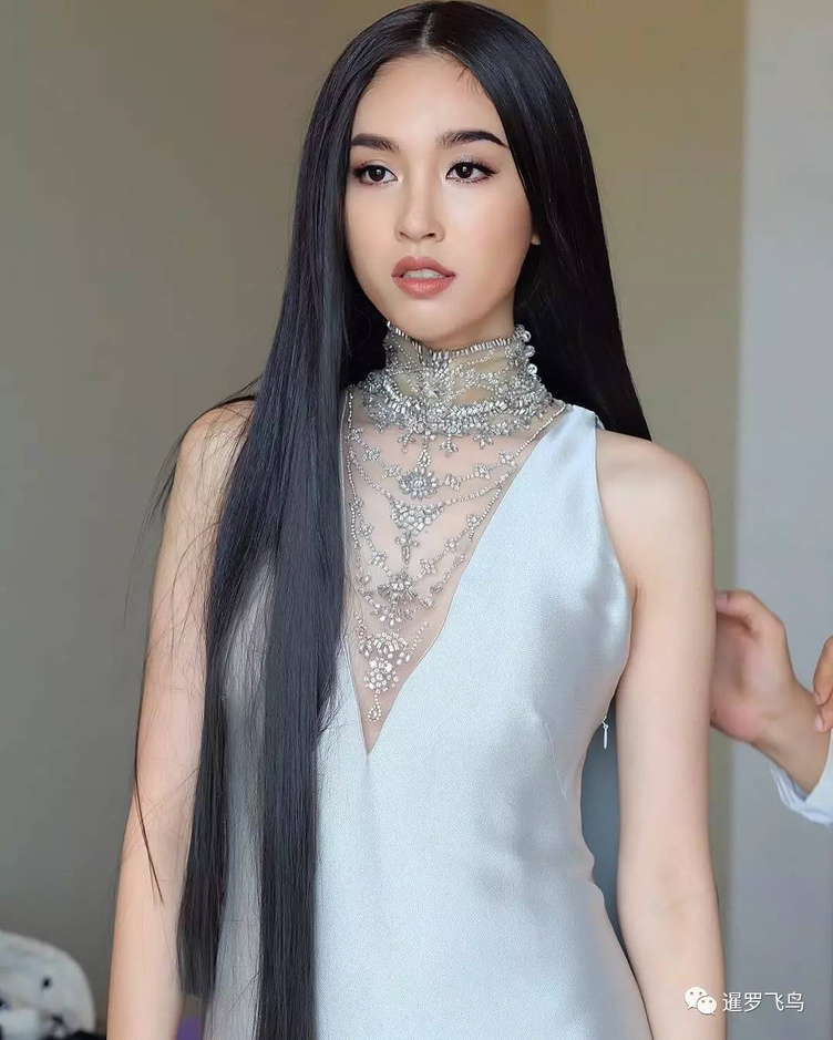 第1.Treechada Petcharat ,昵称Poyd,中文粉丝叫她宝儿.经过了这么多年,宝儿仍然是泰国首屈一指最漂亮的变性人。 在各种“最美”榜单中几乎年年摘冠,是泰国年轻人的偶像,更是其他新晋变性人的楷模。宝儿作为演员,曾被美国电影杂志《TC Candler 》上榜“世界最美100张面孔”之一。