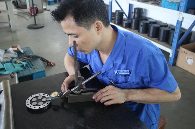 【中国梦•大国工匠篇】机械大师谭伟明:手握锉刀,在坚守的路上“淬火成形” 【中国梦•大国工匠篇】机械大师谭伟明:手握锉刀,在坚守的路上“淬火成形”