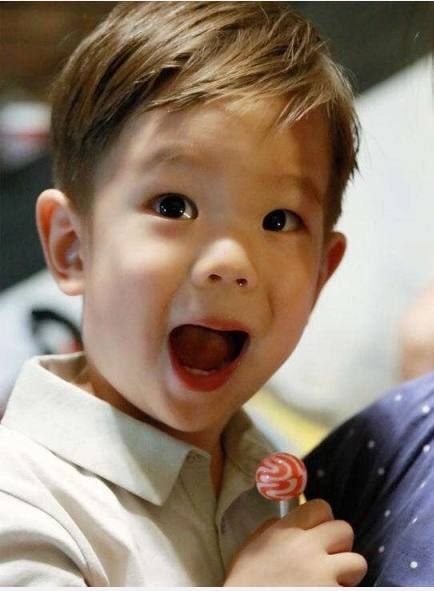 嗯哼小时候的照片,一不小心就萌化了