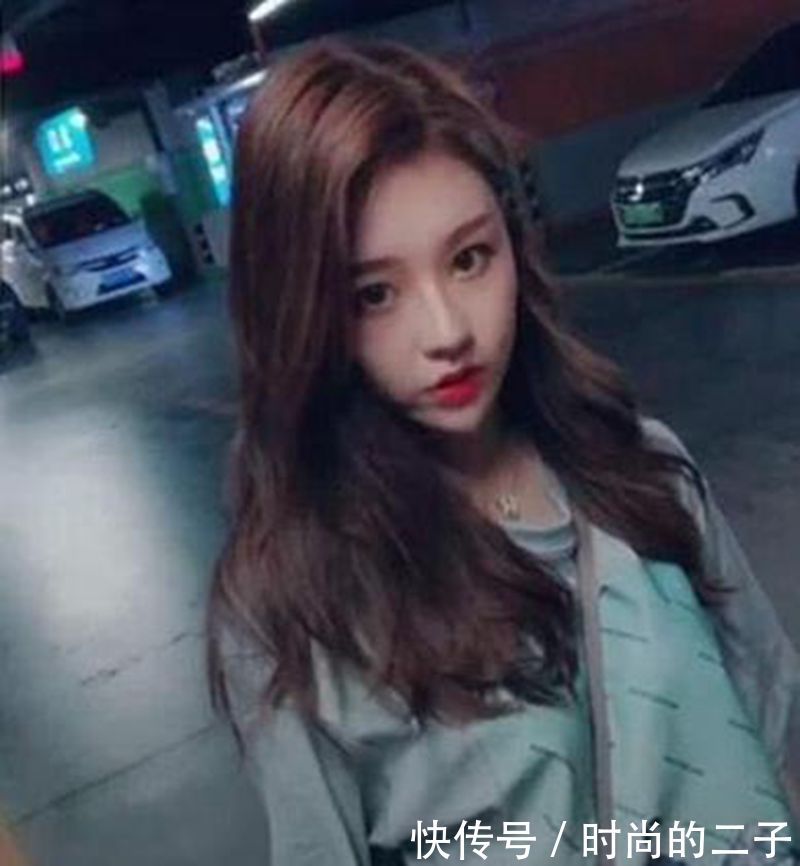 抖音美女穿超短裙跳舞,优美身姿彰显魅力,网友