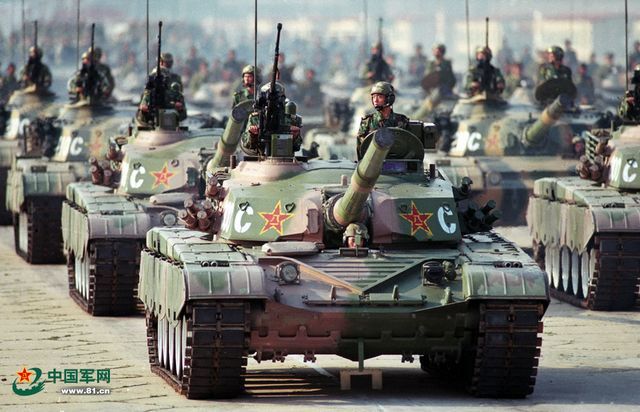 在1999年的国庆50周年阅兵式上，受阅坦克方阵中赫然出现两个前所未有的“新面孔”，即今日为我们津津乐道的96式坦克和初期型99式坦克（“9910”工程）。这两款装备125毫米口径滑膛炮和新型焊接炮塔的坦克颇具第三代坦克特征，事后也证明，今日大量装备解放军的96式及其改进型主战坦克与99式主战坦克的确战力强悍、性能可靠。