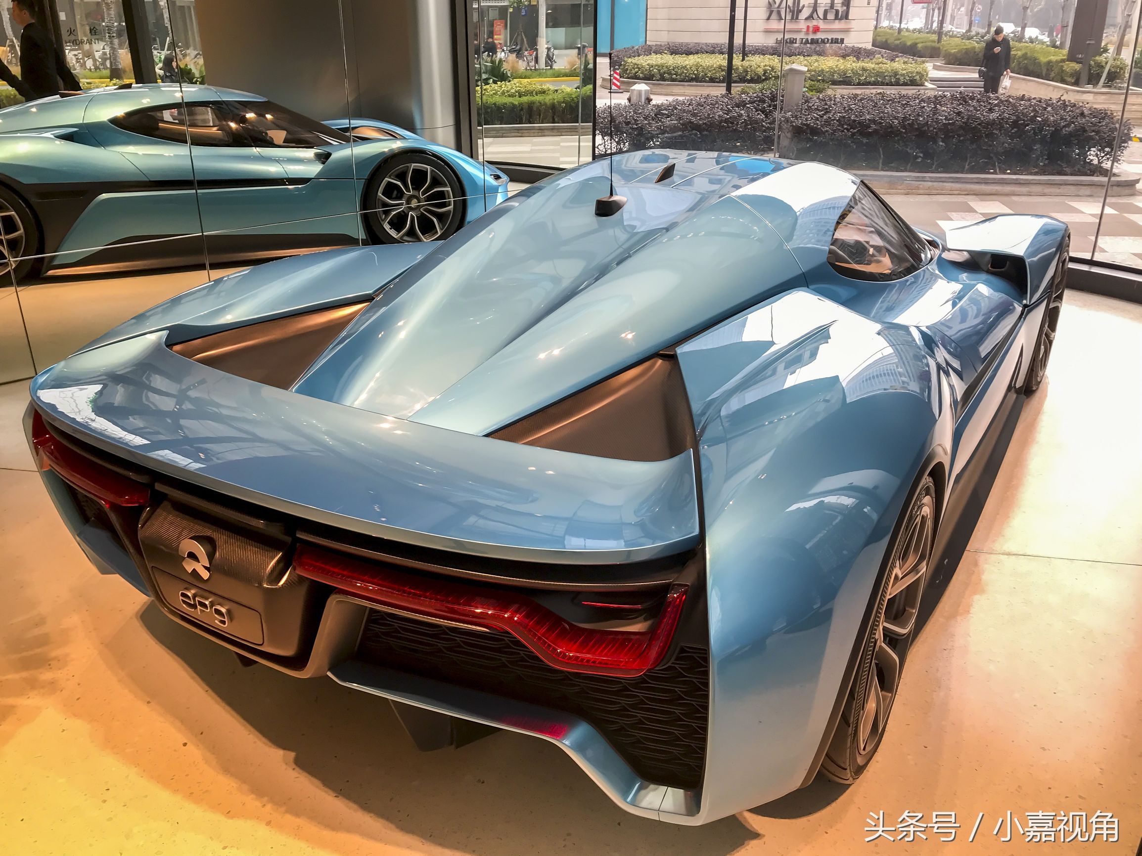 价值千万国产电动超跑现身南京西路 百公里加速仅2.7秒