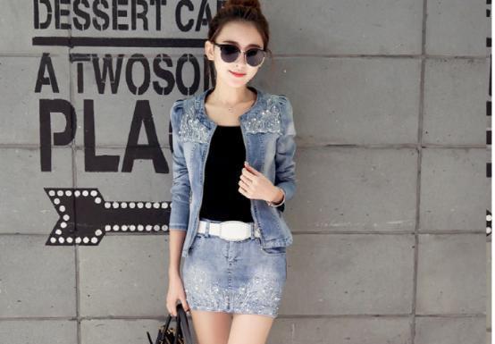 牛仔裙配什么外套 轻松穿出大咖时尚
