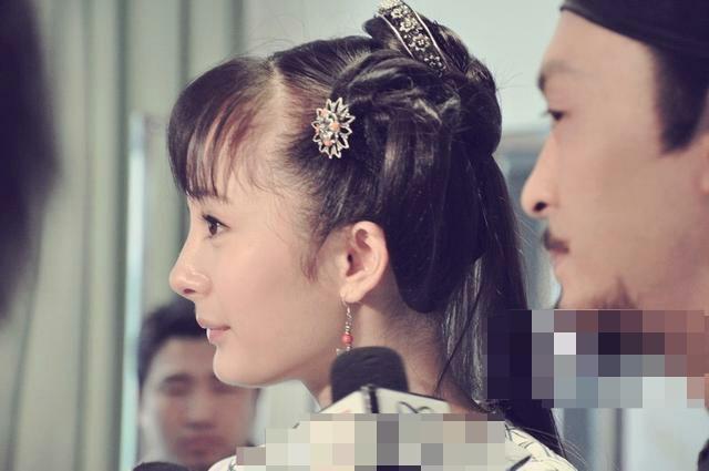 杨幂颜值最高峰,多年前出席活动卖萌惹人怜!说整容的出来谈谈