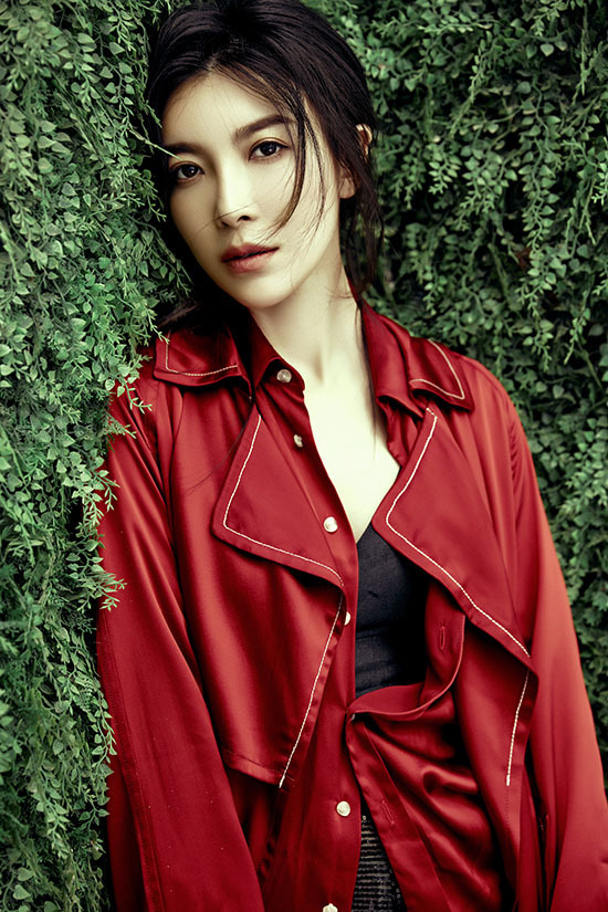 张棪琰红衣街拍潮来袭 尽显魅惑摩登范儿