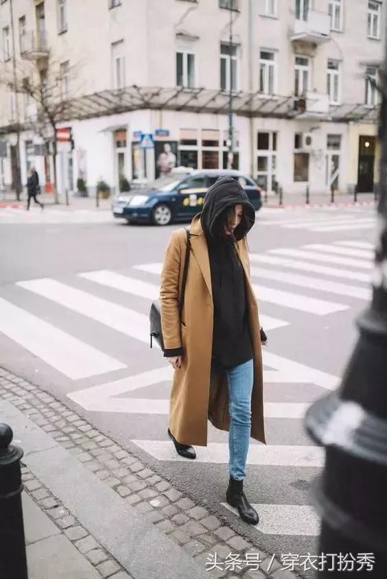 长款卫衣配什么裤子?背带裤+毛衣怎么穿好看