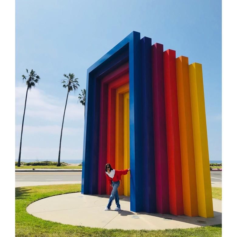 阿Sa晒旅行美照自由随性 休闲的短袖外套不失