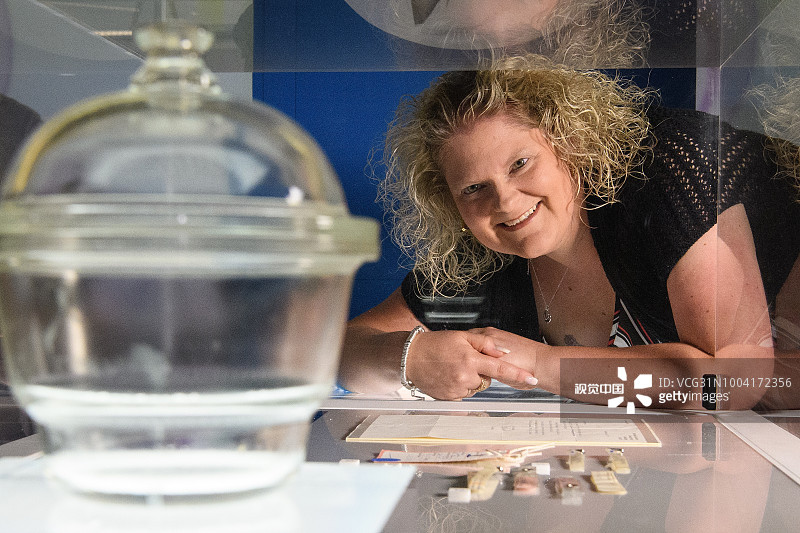 世界首个试管婴儿40岁了 亲临英国博物馆纪念特展