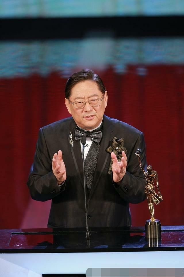 吴思远更是趁热打铁,从罗维手下争得了成龙,紧接着让成龙担任《醉拳》
