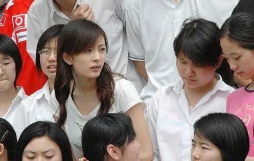 易烊千玺 关晓彤 杨幂高中毕业照曝光 和明星当