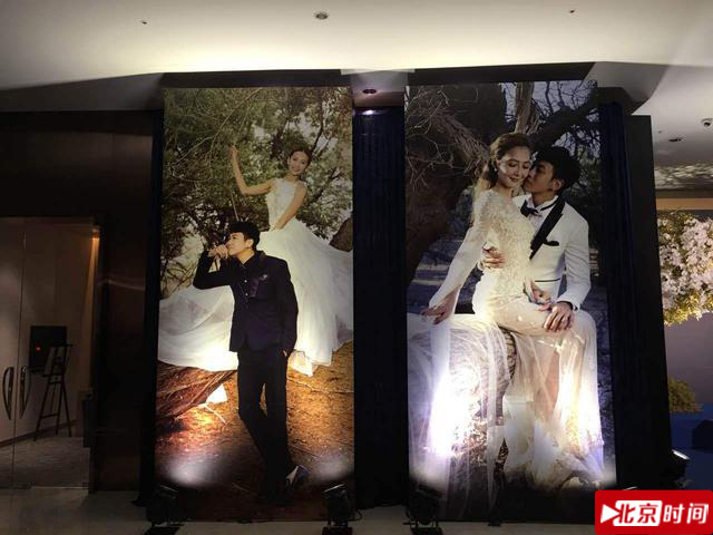 新人的大幅婚纱照，供来宾欣赏。
