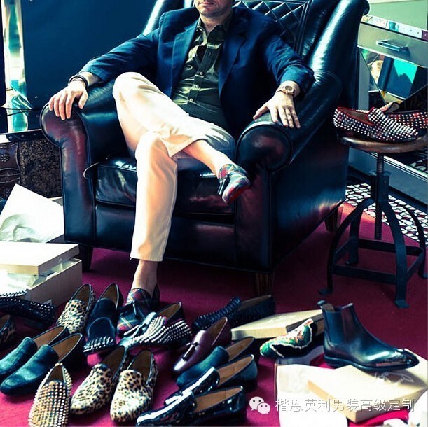 换双彩色的皮鞋搭配你的西装