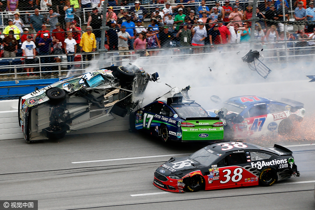 组图-纳斯卡赛车事故频发 场面火星四溅似大片