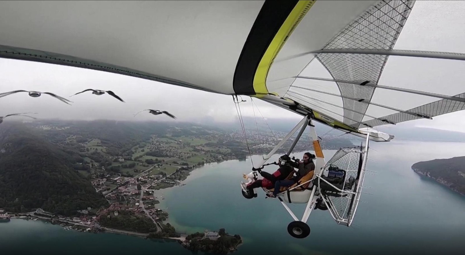 伴随着滑翔飞翼的起飞,多米尼克·克鲁恰尼和他的顾客来到空中,在欣赏