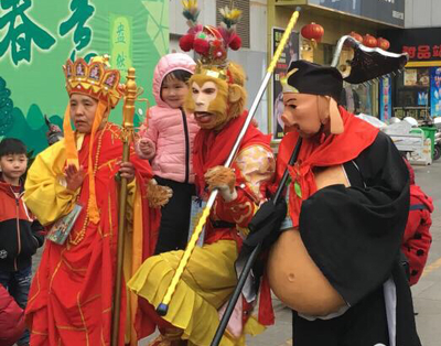 “活体雕塑”先拍照后收钱 暑期出行拍照需三思