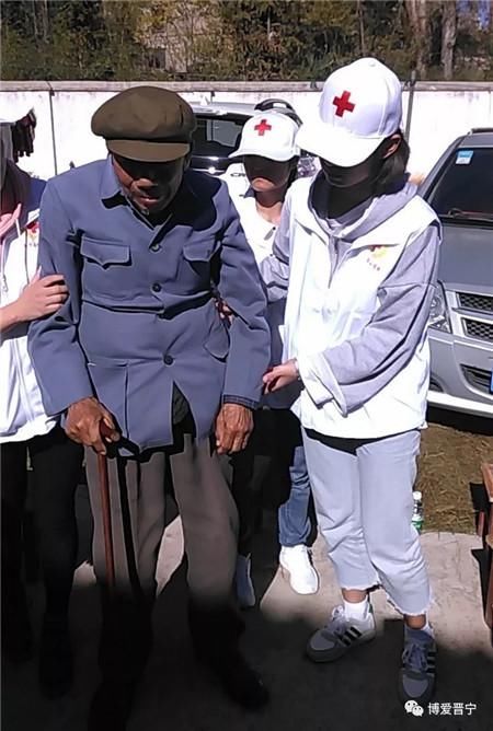 晋宁红十字志愿者用志愿服务感动敬老院九旬老