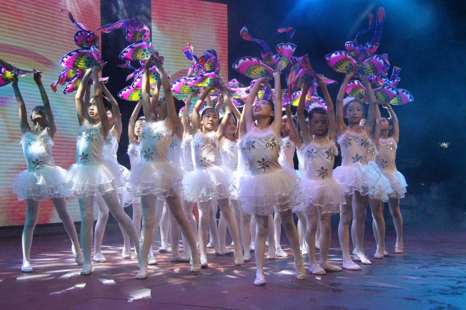 "欢乐童年幸福成长" 清华园学校举行六一文艺晚会