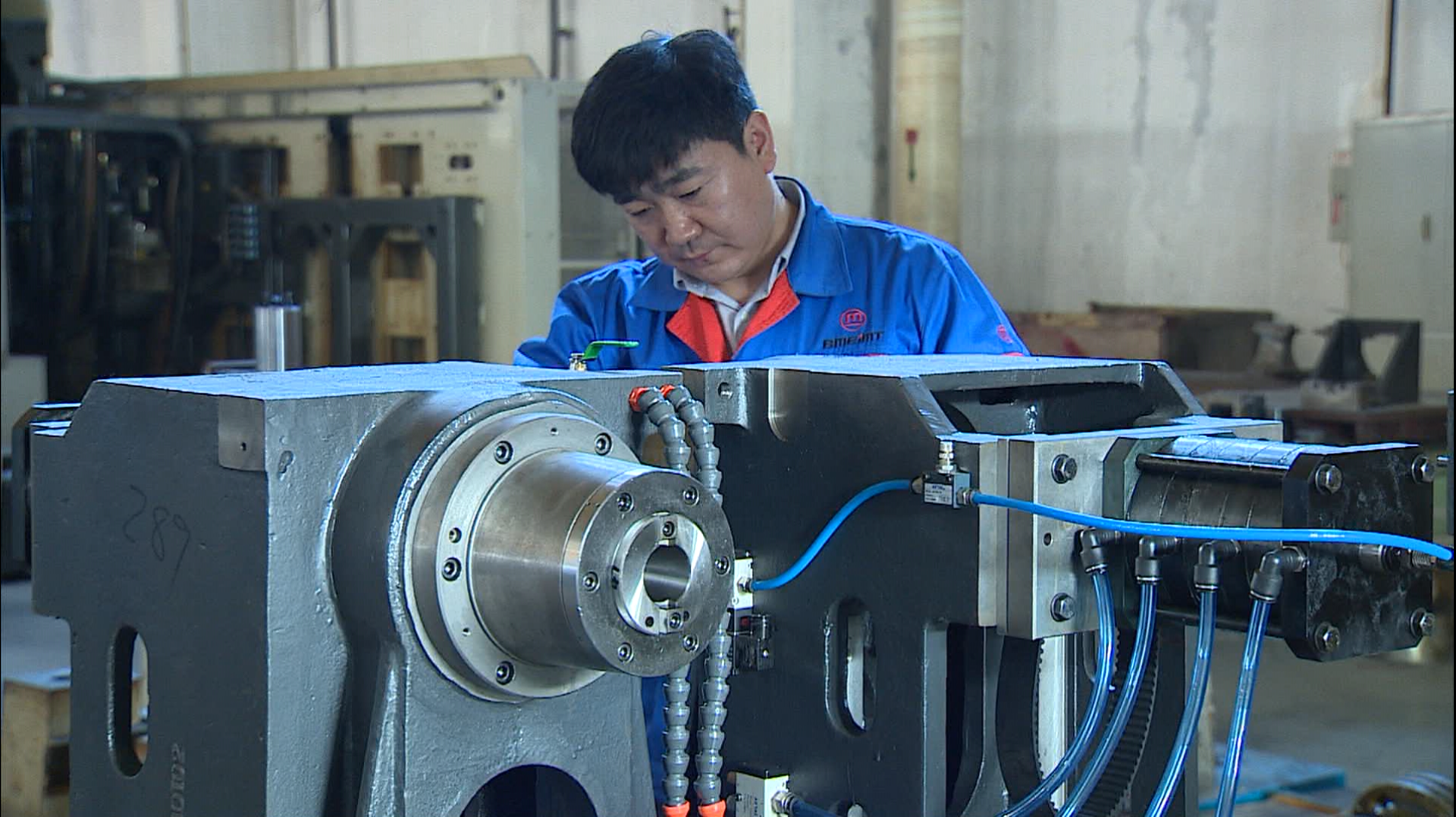 80后数控机床维修大师吴广磊 荣誉称号拿到手软 80后数控机床维修大师吴广磊 荣誉称号拿到手软