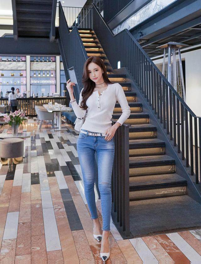 街拍:身姿曼妙的牛仔裤美女,穿出优雅的迷人气