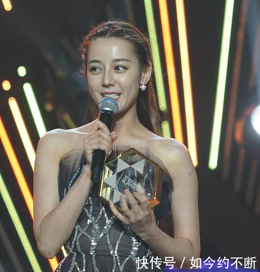 迪丽热巴出席活动未PS照曝光,肌肤略黑暗满脸