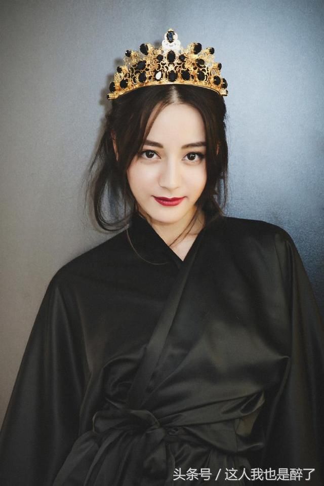 迪丽热巴真会穿,T恤配牛仔裤,网友:被她的小清