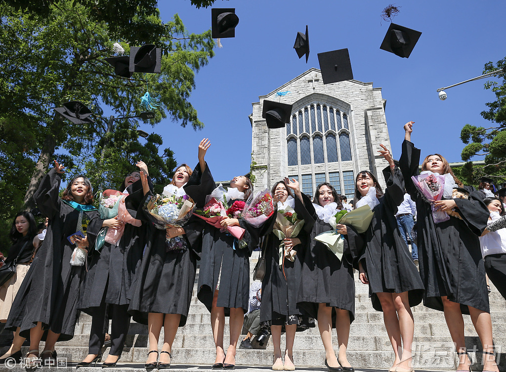 韩国梨花女子大学举行毕业典礼 美女大学生开心自拍