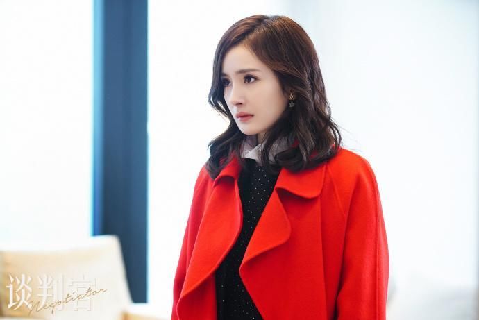 《谈判官》两集杨幂就换了十套职业装,这么穿