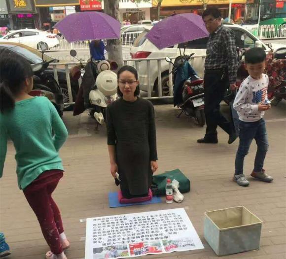 美女塞毛毯扮“孕妇”跪街乞讨 网友发图揭穿骗局