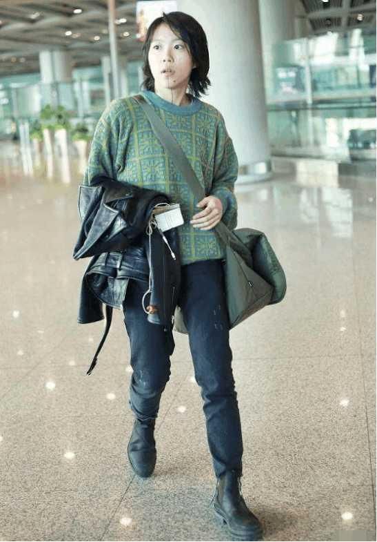 范丞丞一身潮牌身价不菲, 但是细心的粉丝发现