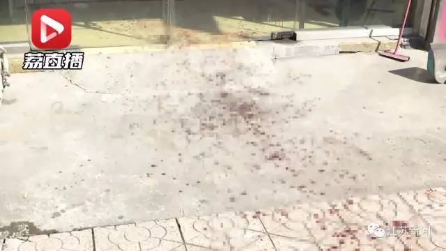 等到开女士跑过去看时，发现一个男子已经倒在地上，而女子则跑出了店。“女的自己打车去了医院，她头上手上都流血了，捅人的男子也没有走。“