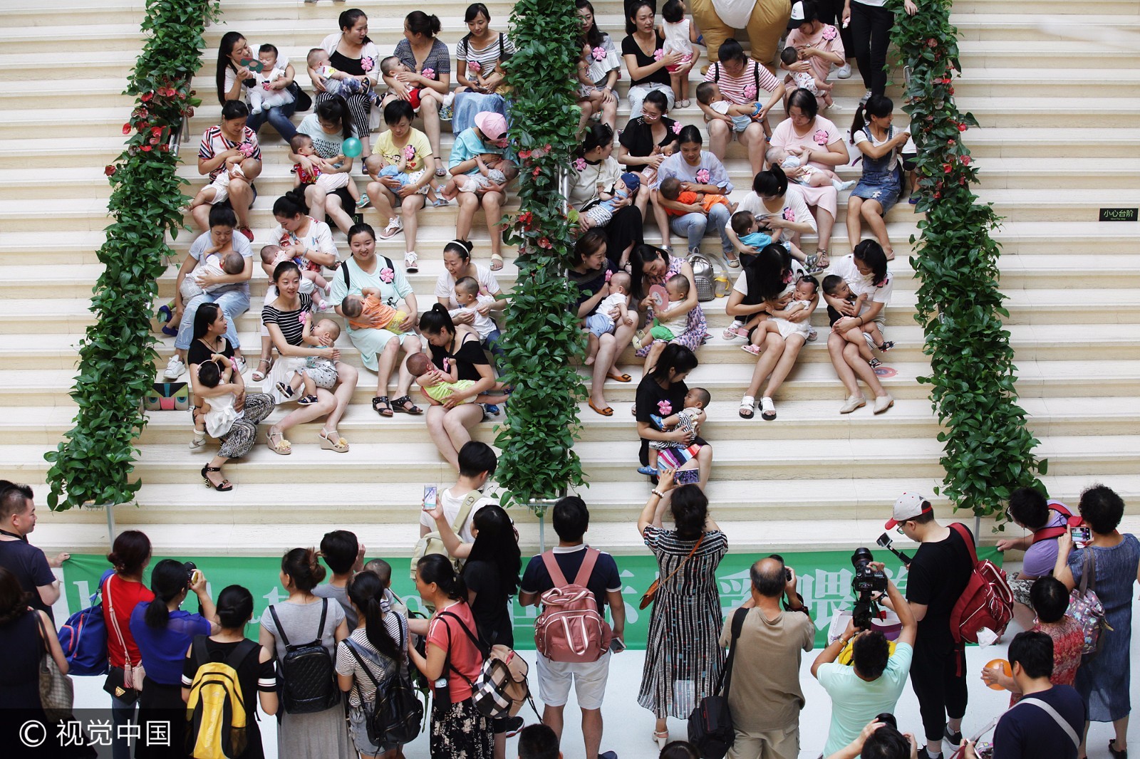 世界母乳喂养周 各国妈妈团带宝贝玩“哺乳快闪”