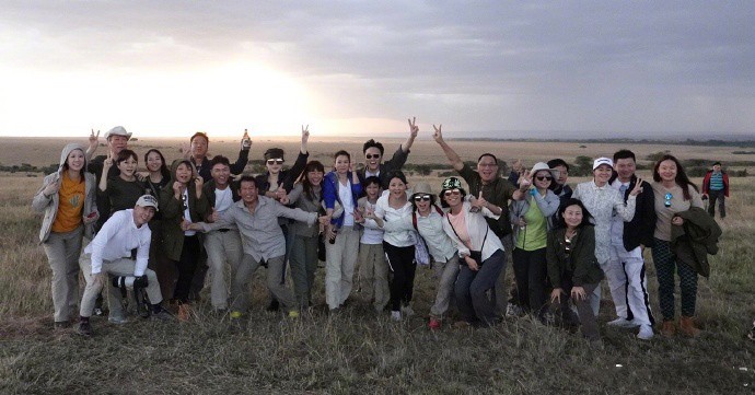 张智霖袁咏仪一家三口游肯尼亚 草原合影超温